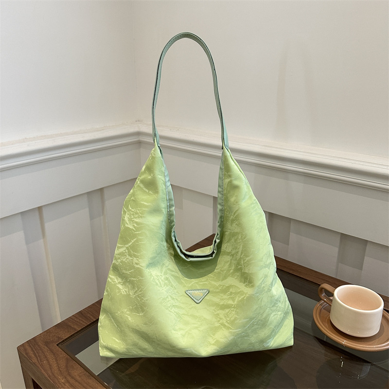 A stylish and large-capacity bag for women, a new autumn 2024 trendy single-shoulder bag for work, and a fashionable and personalized tote bag for commuting full figure
