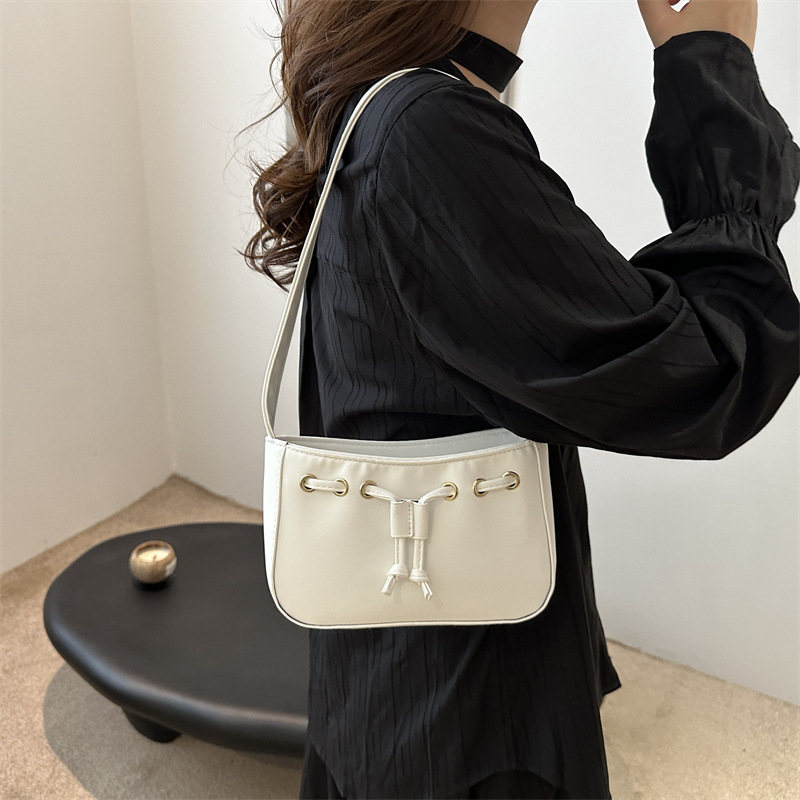 The new autumn/winter 2024 collection of women's bags features a retro and simple Korean-style underarm bag. This year, hand-held bags are in vogue, exuding a sense of sophistication Specification drawing