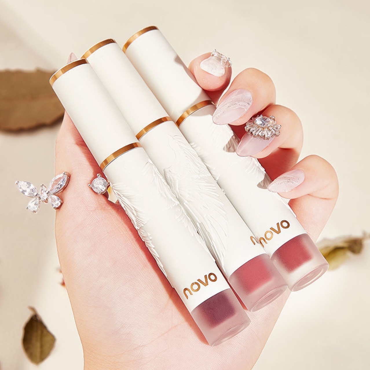 NOVO Light Feather Soft Mist Lip Gloss Mirror Finish Matte Lip Paste Non-stick cup Waterproof, whitening and rosy lips affordable full figure
