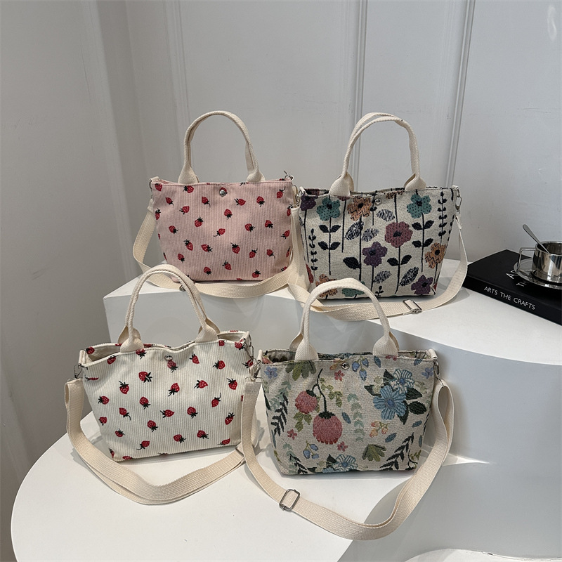 Canvas bag for women 2024 New large-capacity handbag, printed tote bag, niche design, artistic single-shoulder bag for work Application Scenario
