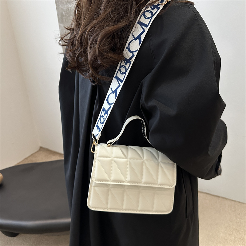 A stylish and simple diamond-shaped small square bag for the autumn and winter of 2024, featuring a solid color and a trendy single-shoulder bag for women details Picture