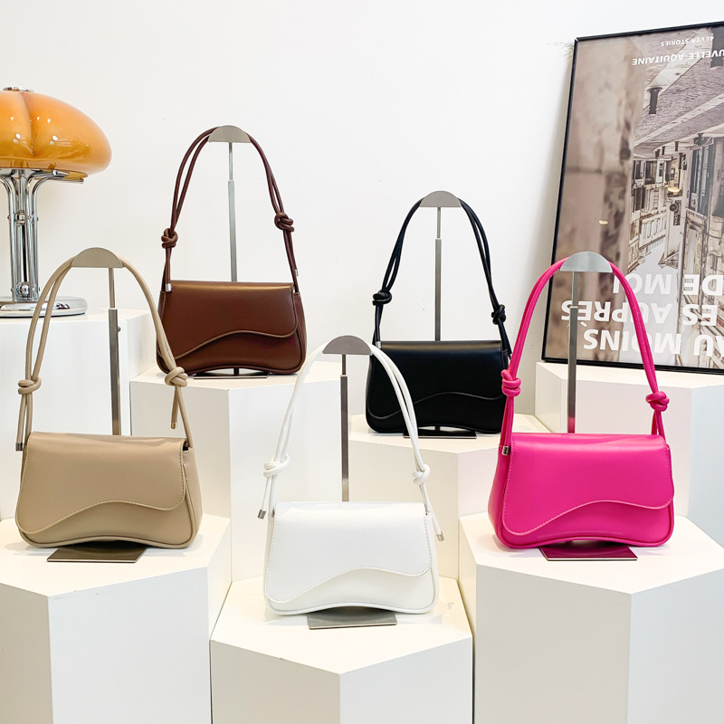 Underarm bag for women, new autumn 2024 fashion and niche design, single-shoulder crossbody bag, stylish and relaxed small square bag Application Scenario
