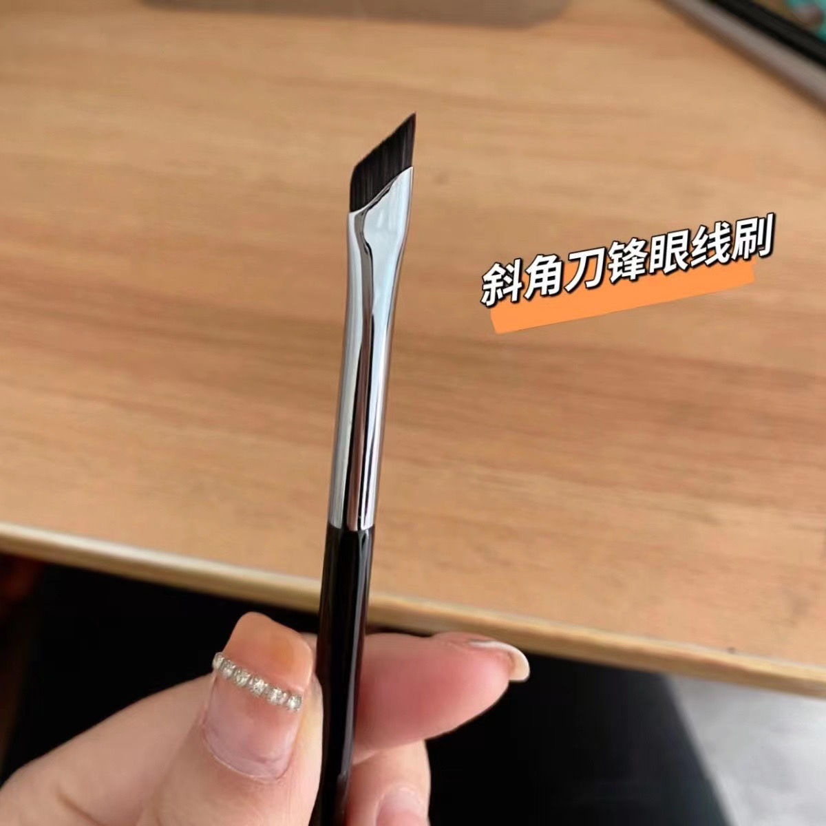Upgraded eyeliner brush, angled blade eyeliner brush, flat sickle eyeliner brush, eyelid down to eye under-eye detail makeup brush details Picture