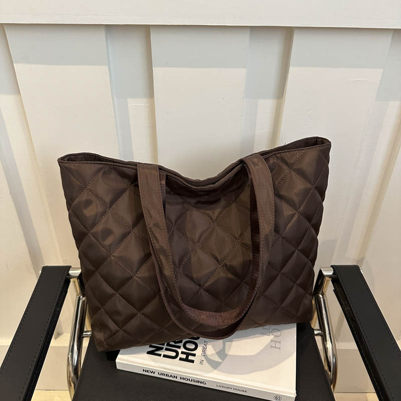 A new large-capacity diamond-shaped commuter handbag and fashionable single-shoulder tote bag for women in the niche cotton-padded jacket bag for autumn and winter 2024 full figure