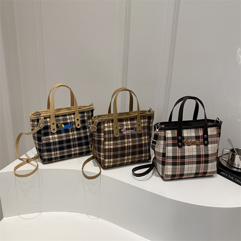 Cross-border personalized hand-carried fashionable and casual bucket bag for women, new autumn 2024 collection, contrasting color striped single-shoulder quality crossbody bag Application Scenario