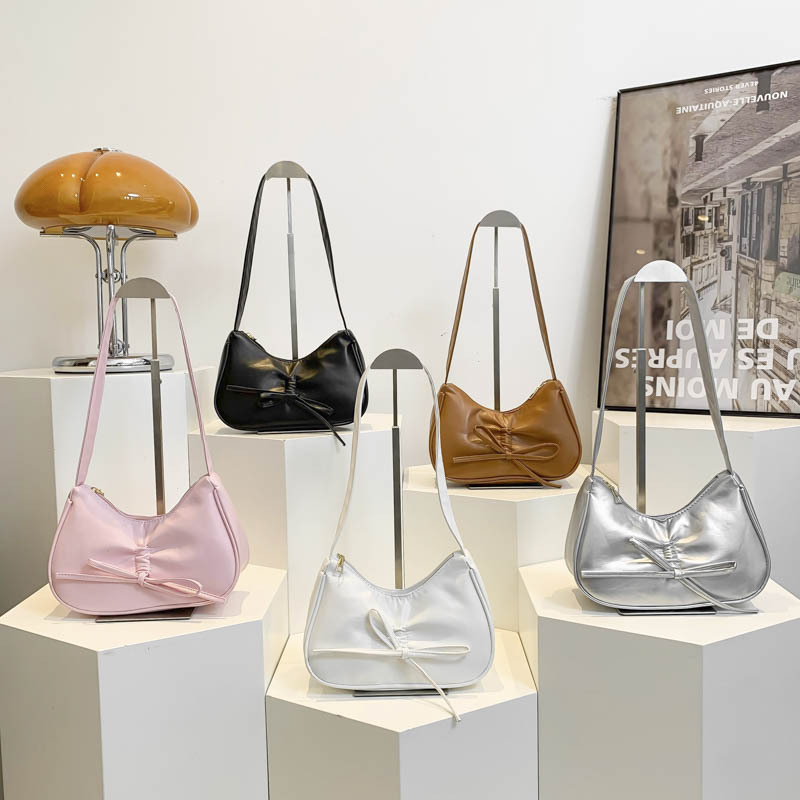 This is a trendy and fashionable single-shoulder crossbody bag with a simple bow design for women's 2024 autumn and winter collection Application Scenario