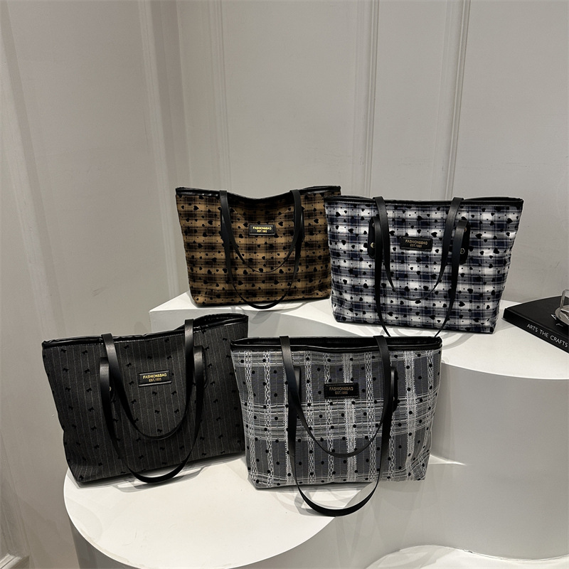 Fashionable large-capacity tote bag for women, new autumn 2024 collection, casual retro single-shoulder bag, commuter handbag, cross-border bag Application Scenario