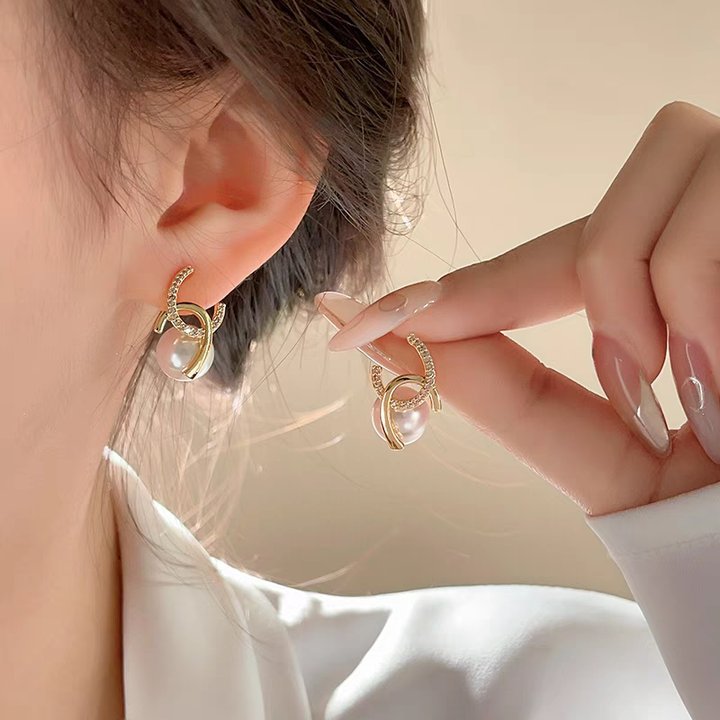 European and American light luxury high-end earrings for women, 2025 new ins style, niche design, pearl stud earrings, versatile earrings Specification drawing