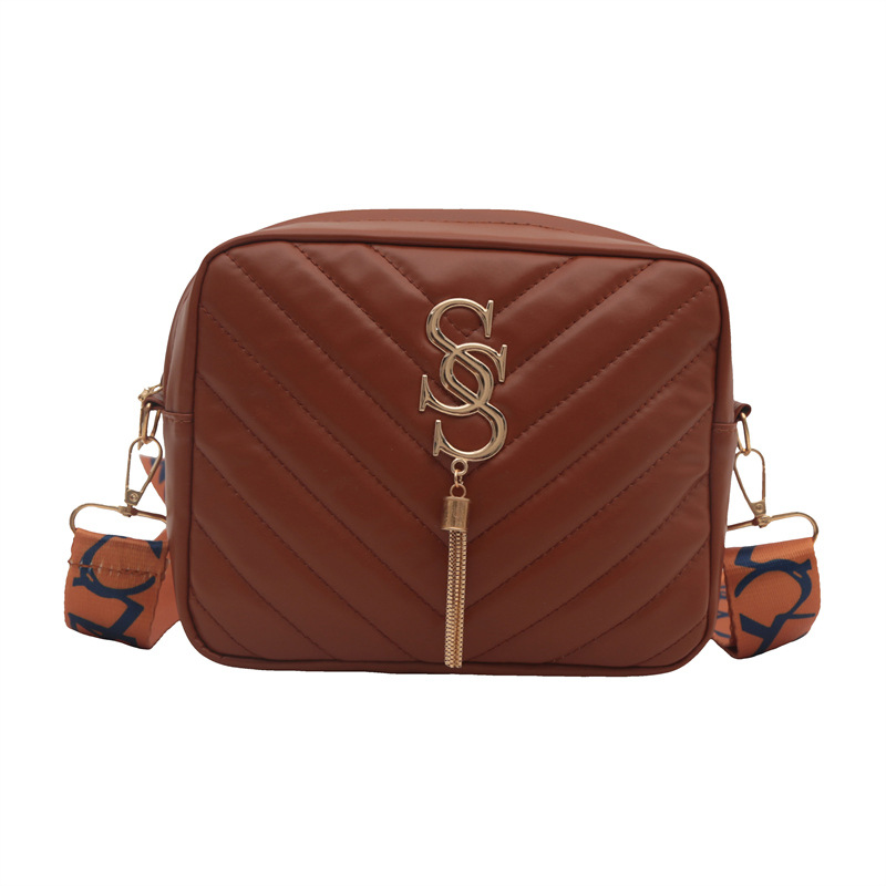 A stylish Korean-style wide shoulder strap small bag for women in the autumn of 2024, a niche design and versatile camera bag, an ins crossbody small square bag Item Picture