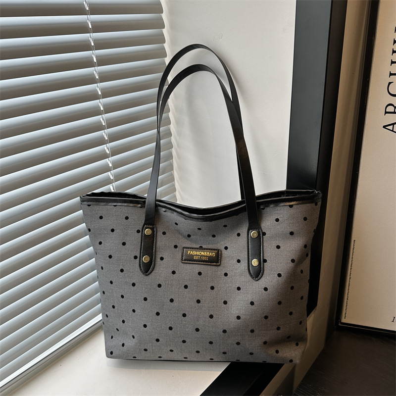 The 2024 new Korean-style tote bag with a college style is stylish, elegant and beautiful. It is a large-capacity single-shoulder and underarm commuter handbag full figure