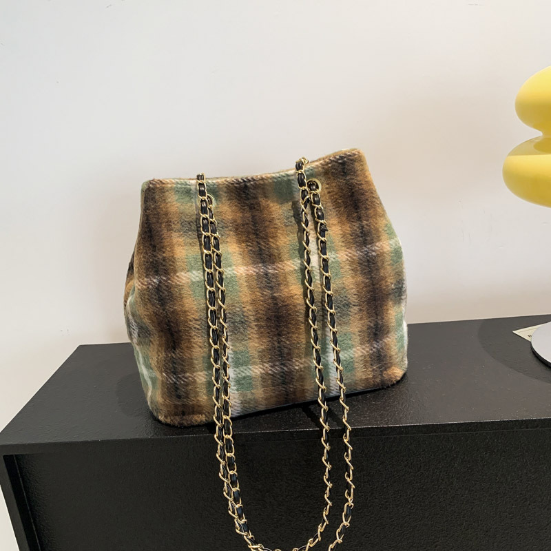 Retro and fashionable woolen texture bucket bag, large capacity commuting bag, chain check pattern casual single-shoulder crossbody women's bag full figure