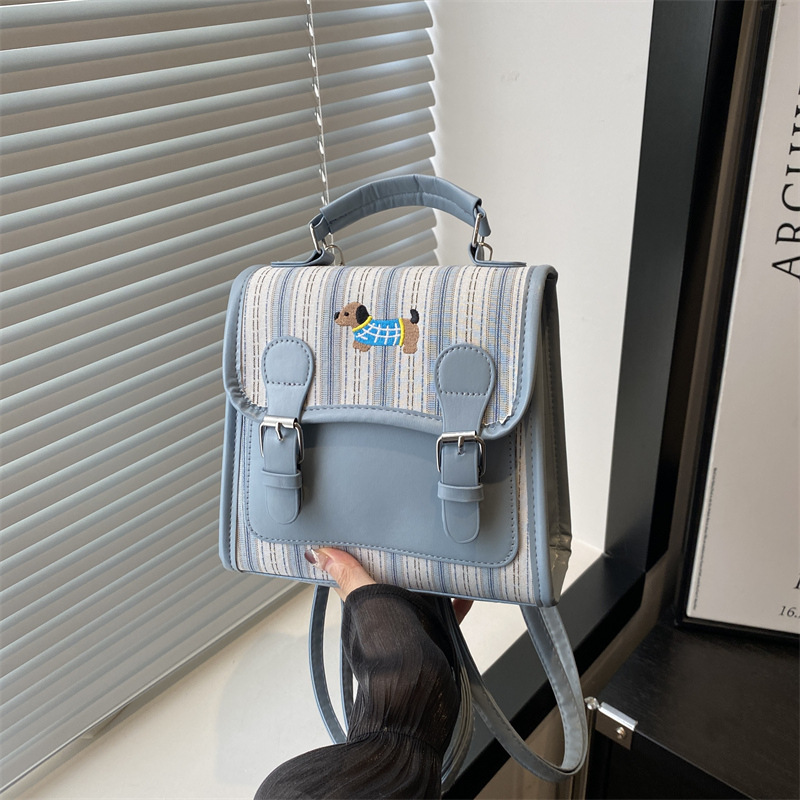 The new backpack for the autumn of 2024 is a fashionable and simple hand-held student single-shoulder bag with a checkered lid and a retro crossbody style full figure