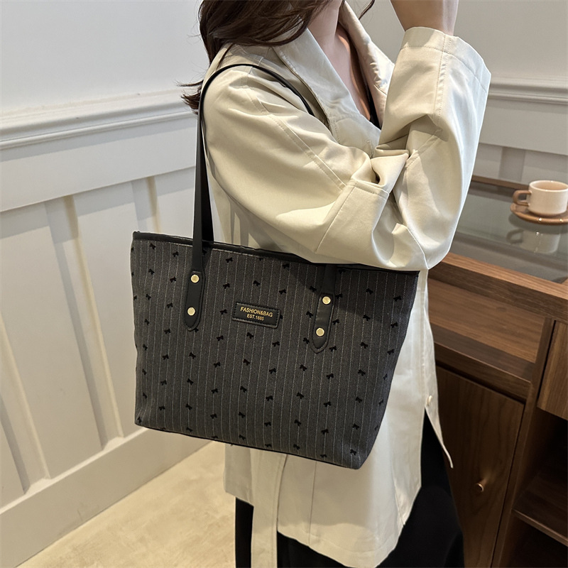 Fashionable large-capacity tote bag for women, new autumn 2024 collection, casual retro single-shoulder bag, commuter handbag, cross-border bag details Picture