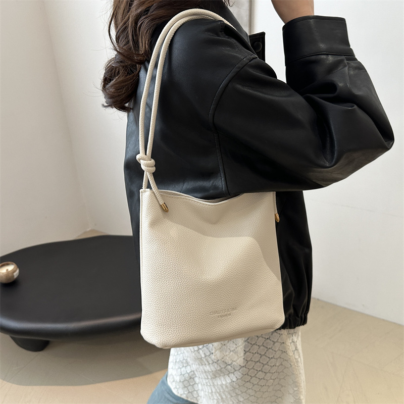 Solid-color simple single-shoulder casual. This year, the retro large-capacity 2024 new autumn crossbody bucket bag for women is in vogue details Picture