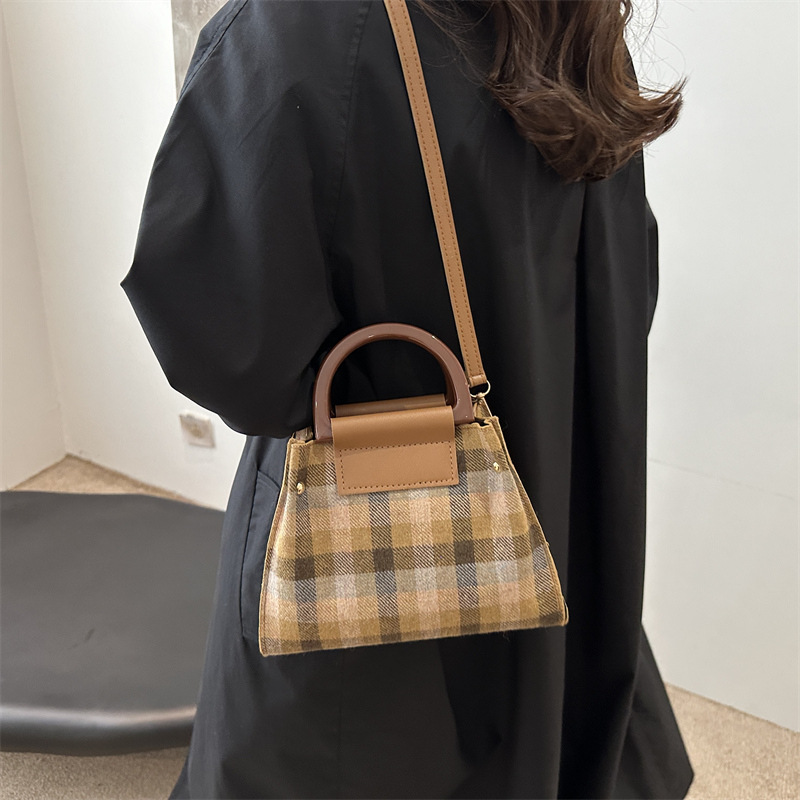 This is a trendy and stylish single-shoulder underarm bag with a contrasting color for the autumn of 2024. It features a unique design and is retro and individualistic Specification drawing