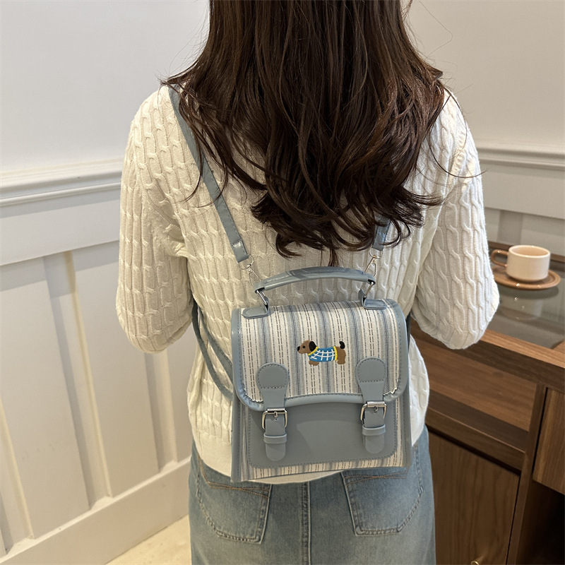 The new backpack for the autumn of 2024 is a fashionable and simple hand-held student single-shoulder bag with a checkered lid and a retro crossbody style Specification drawing