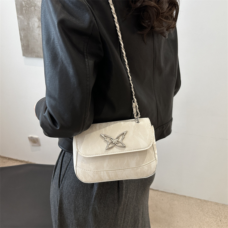 This is a trendy, casual, fashionable and simple crossbody bag for women with a niche design in the autumn of 2024 details Picture