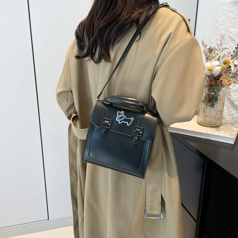 A new 2024 French retro backpack for women, a trendy and versatile single-shoulder bag with a large capacity for commuting Specification drawing