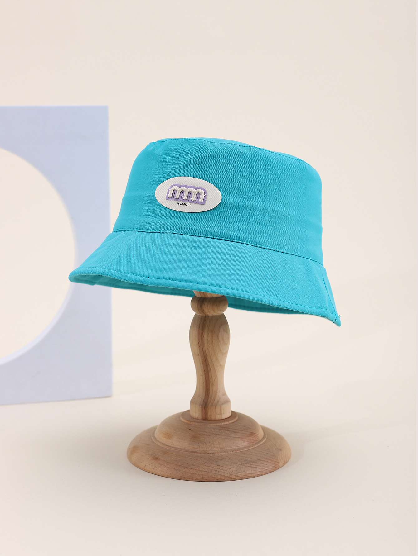 This is a popular children's single-sided fisherman hat with a label in spring and summer. It's cute, cartoonish, classic, versatile and personalized. The inner side of this children's single-sided fisherman hat comes with a drawstring Specification drawing