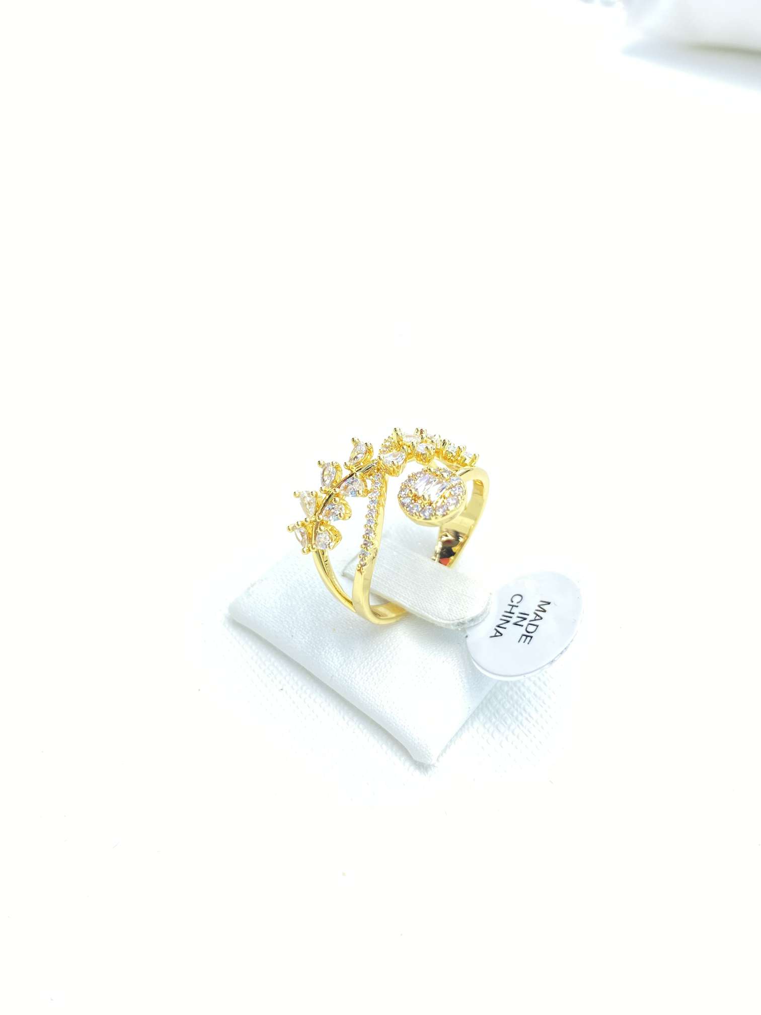 This high-end and elegant light luxury ring for women is designed in a niche style, mostly inlaid with zircon, shining brightly Application Scenario