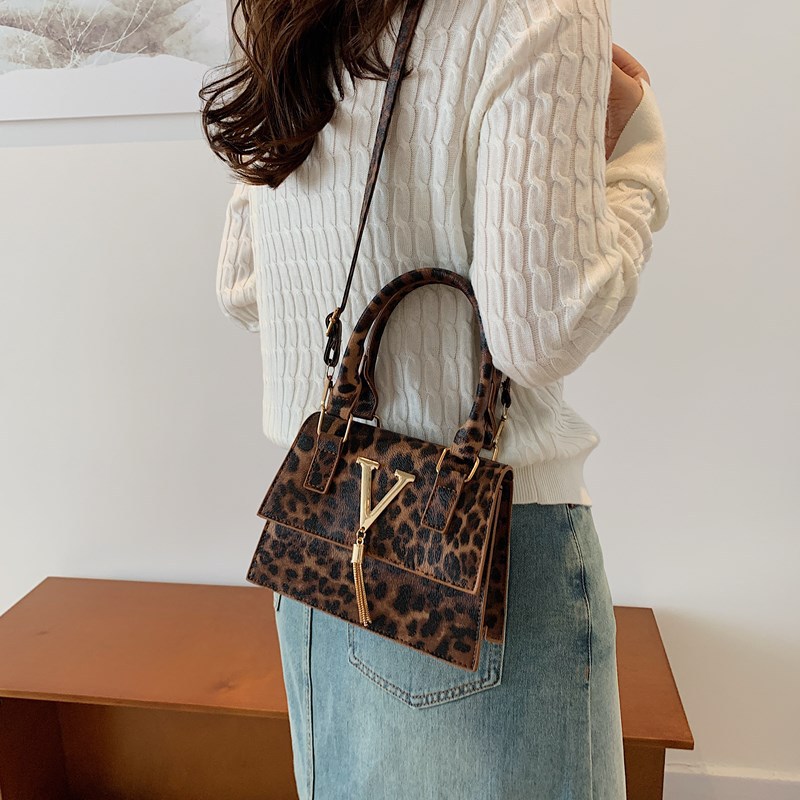 The new leopard print handbag is trendy and stylish. The crossbody bag has a simple texture and a spicy girl style. It is a unique single-shoulder small square bag Specification drawing