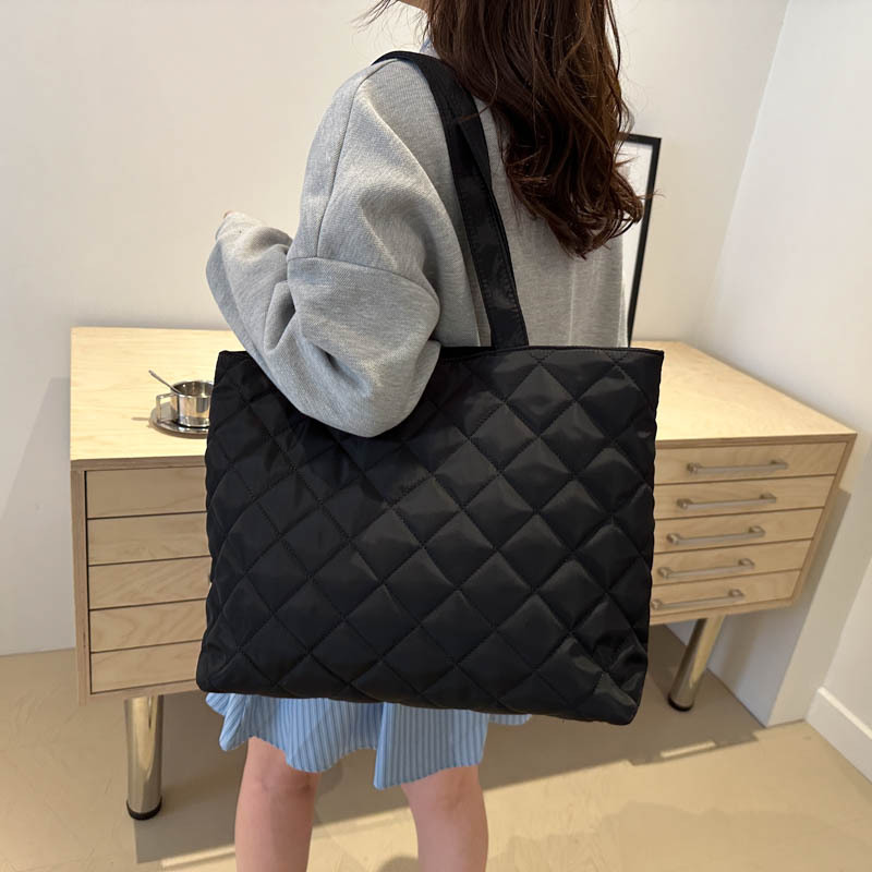A new large-capacity diamond-shaped commuter handbag and fashionable single-shoulder tote bag for women in the niche cotton-padded jacket bag for autumn and winter 2024 Specification drawing