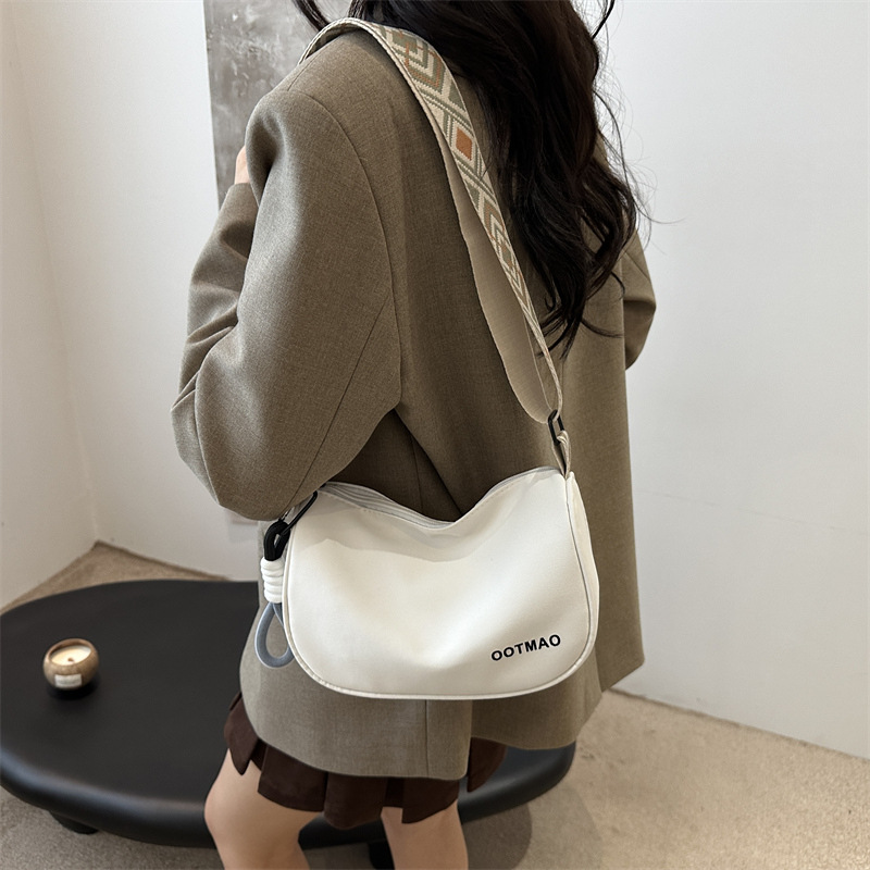 Canvas bag for women 2024 new autumn and winter versatile dumpling bag, casual and sporty wide-shoulder crossbody bag for women details Picture