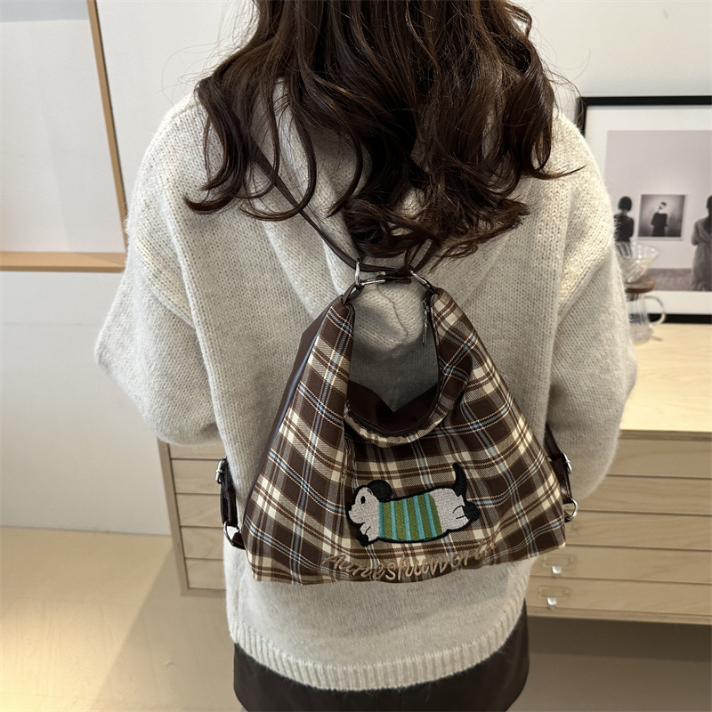 A new 2024 trendy and stylish backpack for women, featuring a cartoon checkered single-shoulder crossbody bag and a tote bag Specification drawing
