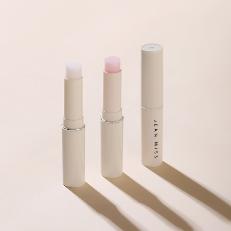 Xiaocheng Yixiang's new Vaseline Lip Balm, hydrating and moisturizing Lip Mask, anti-cracking and moisturizing portable lip balm wholesale 2g Application Scenario
