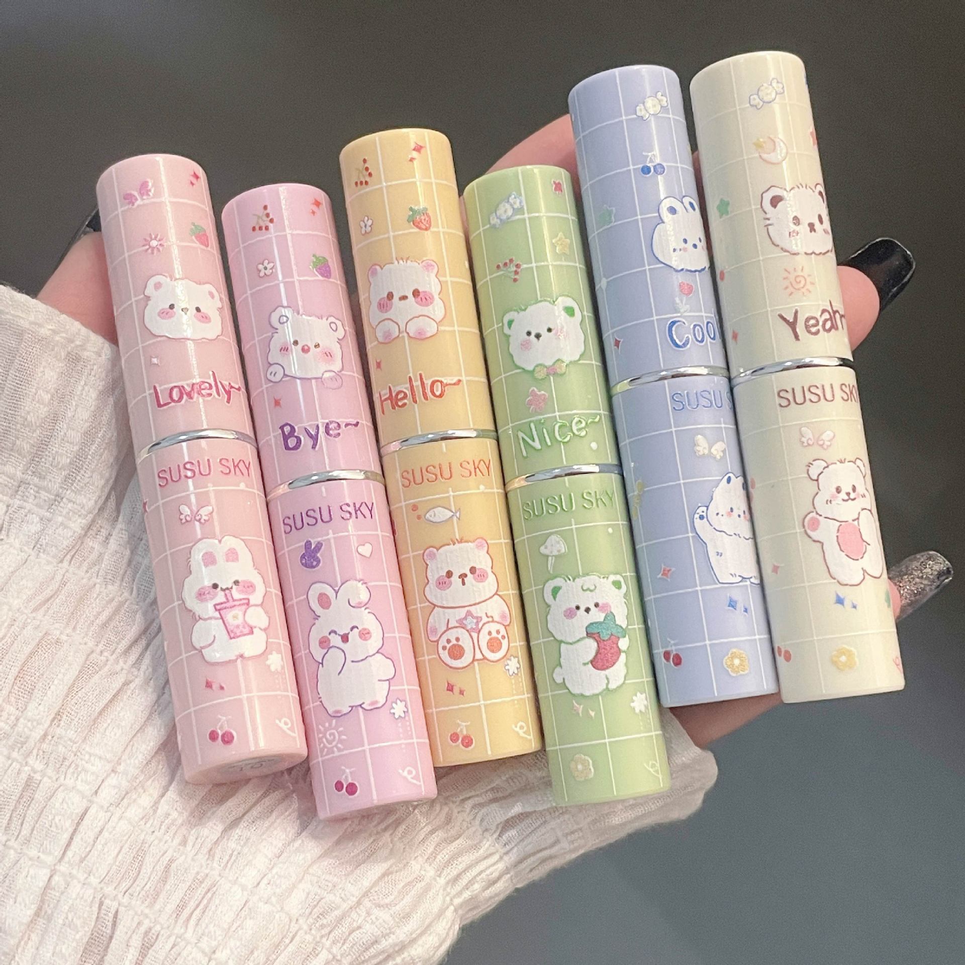 SUSU SKY Pet Paradise's colored lip balm repairs, moisturizes and brightening the complexion. The sweet and chubby lips are affordable for girls full figure