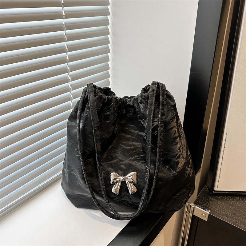 Large-capacity, elegant commuter tote bag, bow single-shoulder bag, distinctive pleated crossbody bag, 2024 new style bag trend full figure