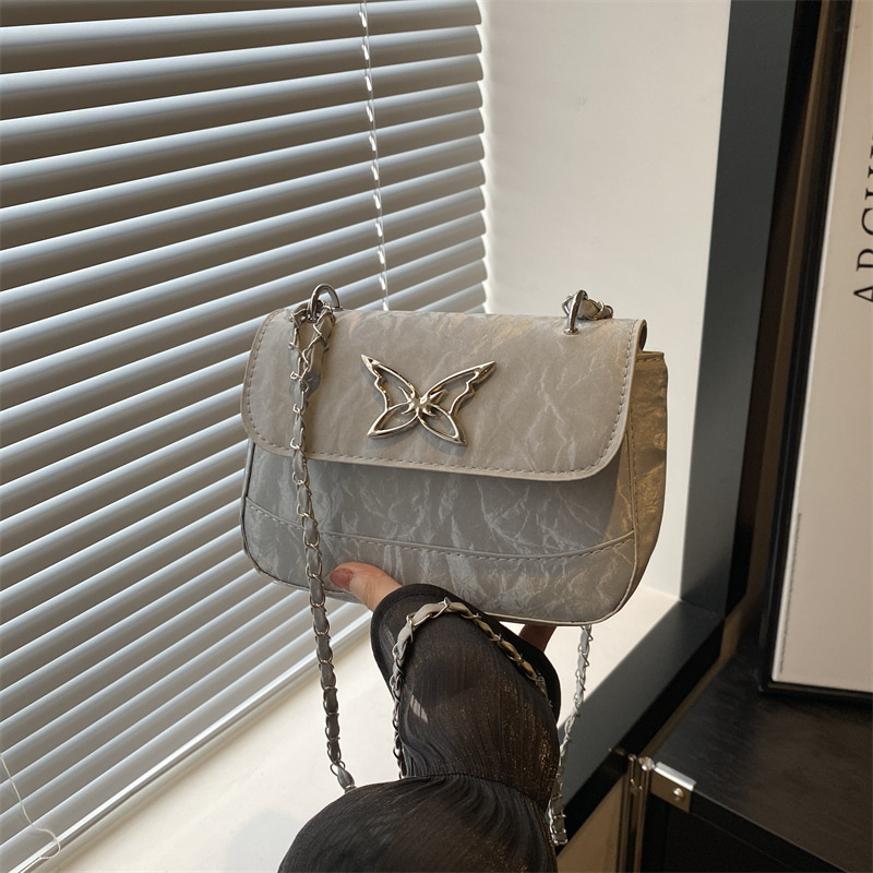 This is a trendy, casual, fashionable and simple crossbody bag for women with a niche design in the autumn of 2024 full figure