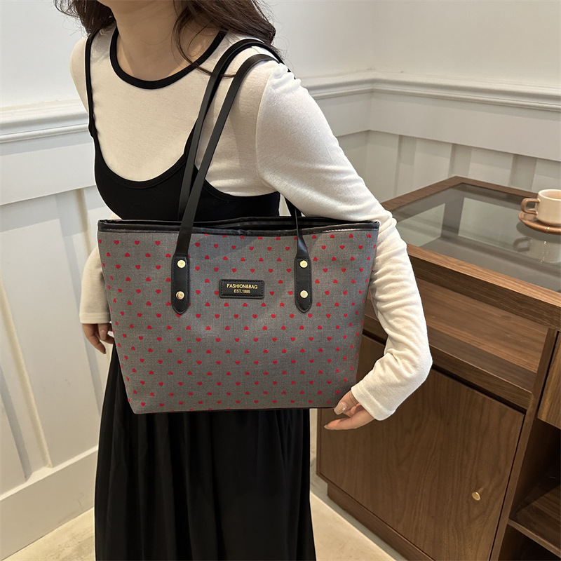 The 2024 new Korean-style tote bag with a college style is stylish, elegant and beautiful. It is a large-capacity single-shoulder and underarm commuter handbag Specification drawing