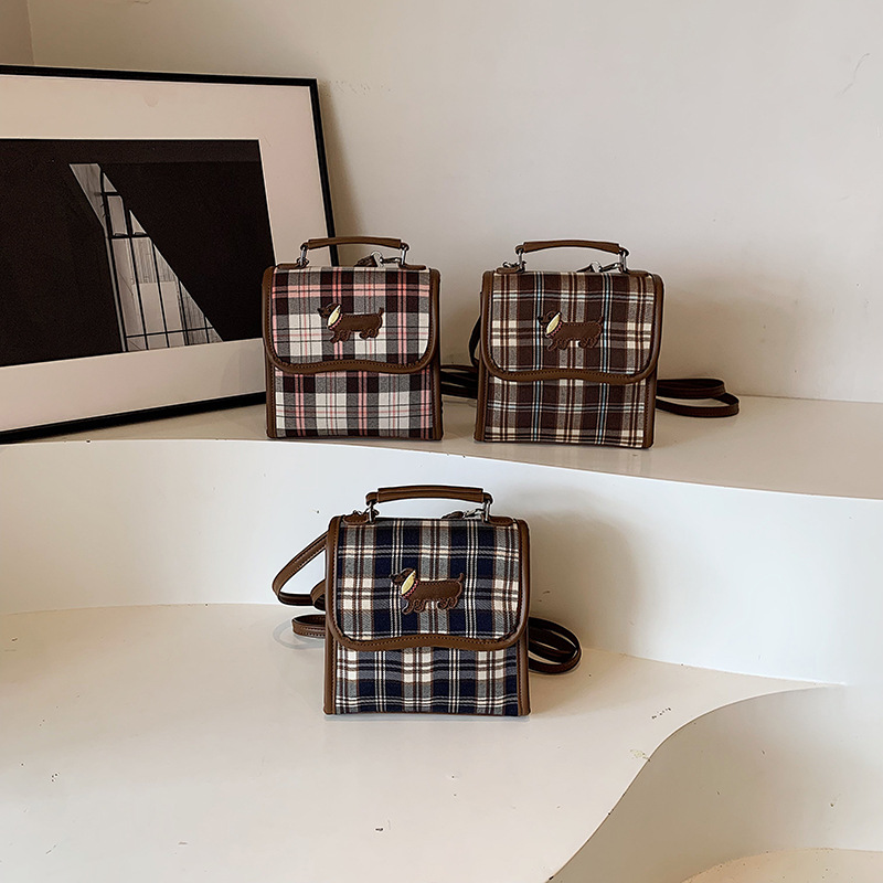 College-style backpack for women 2024 autumn new Dachshund student handbag, retro commuter crossbody bag Application Scenario