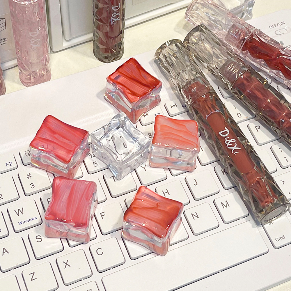 DIXI Moisturizing Mirror Water Light Lip Gloss, brightening and whitening, hydrating lipstick, chubby lips, versatile makeup, affordable wholesale Application Scenario