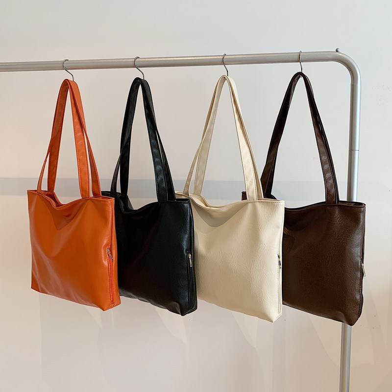 Retro large-capacity tote bag for women, 2024 new style fashionable portable commuting bag for going out, single-shoulder bag for students' classes Application Scenario