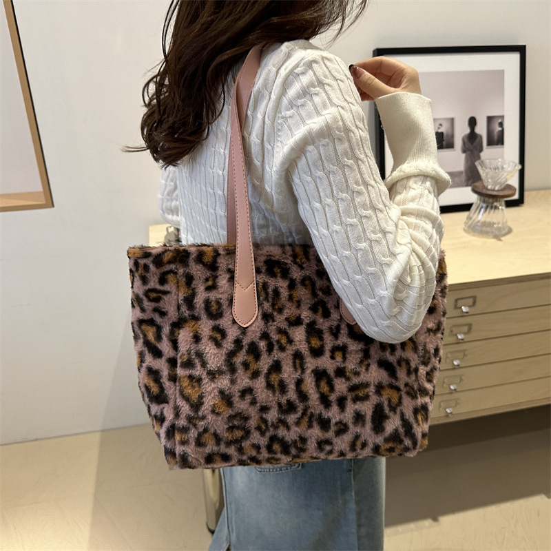 Cross-border quality plush bag, women's leopard print large-capacity tote bag, new lightweight Korean-style fashionable commuting single-shoulder bag Specification drawing