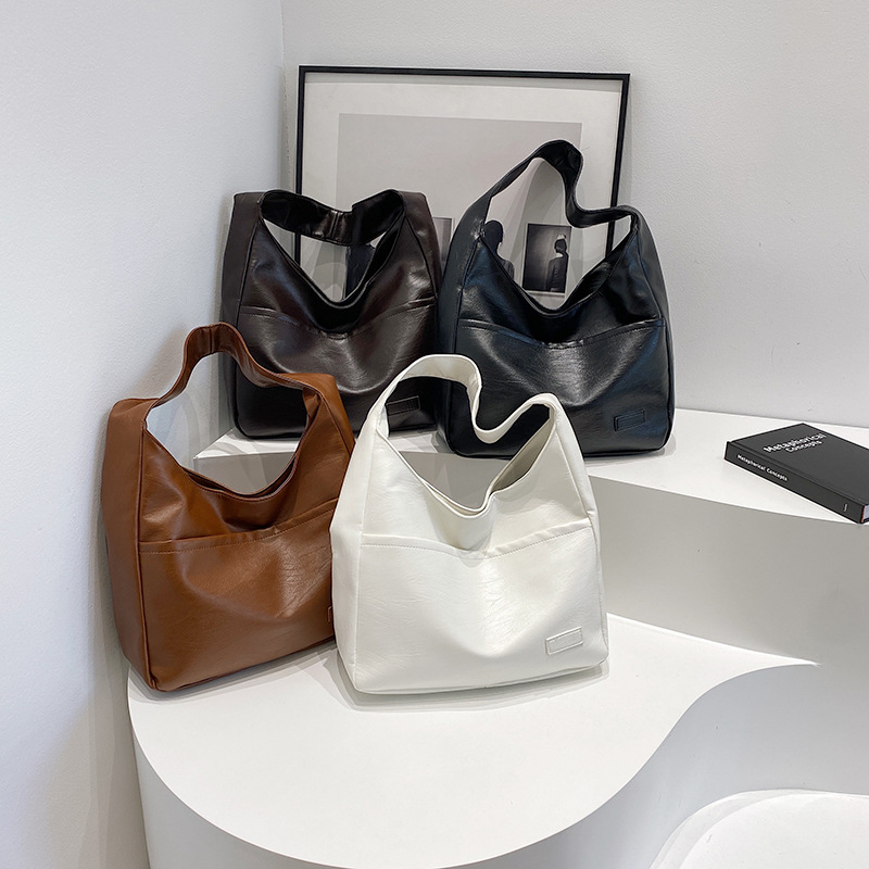 Large-capacity female 2024 new autumn and winter soft leather bucket bag, commuter tote bag, college student class single-shoulder bag Application Scenario
