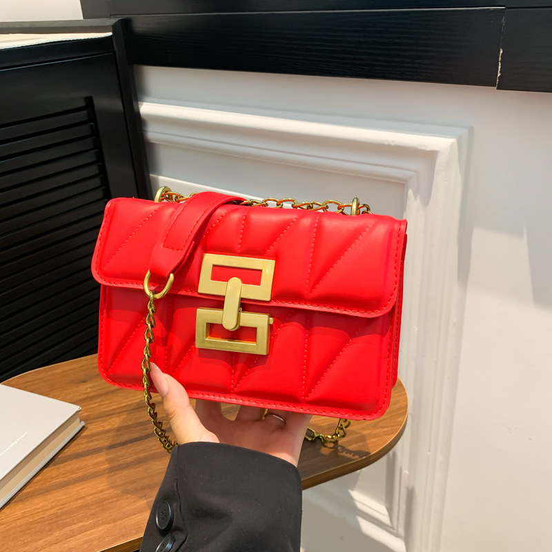 A stylish commuter diamond-patterned lock buckle small square bag, a versatile commuter single-shoulder bag, a new 2024 model, a women's crossbody bag full figure