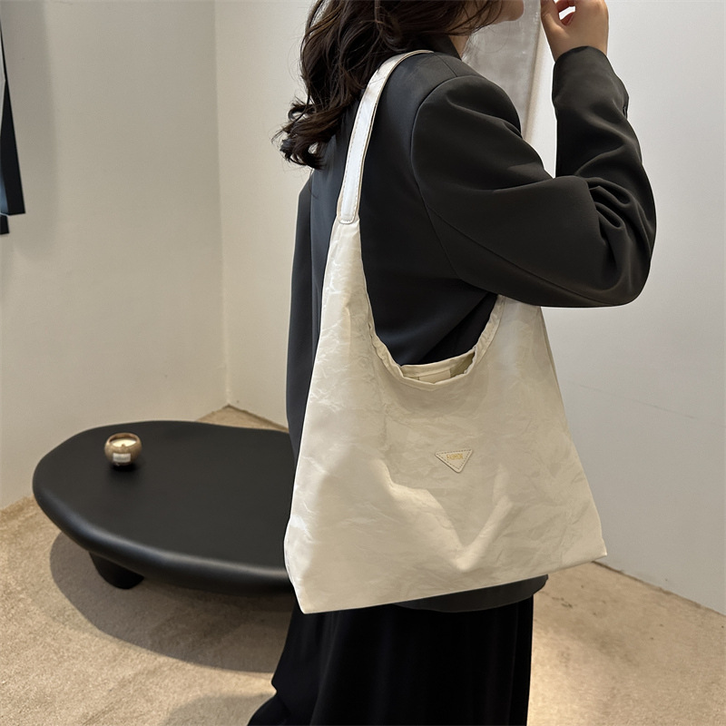 A stylish and large-capacity bag for women, a new autumn 2024 trendy single-shoulder bag for work, and a fashionable and personalized tote bag for commuting details Picture