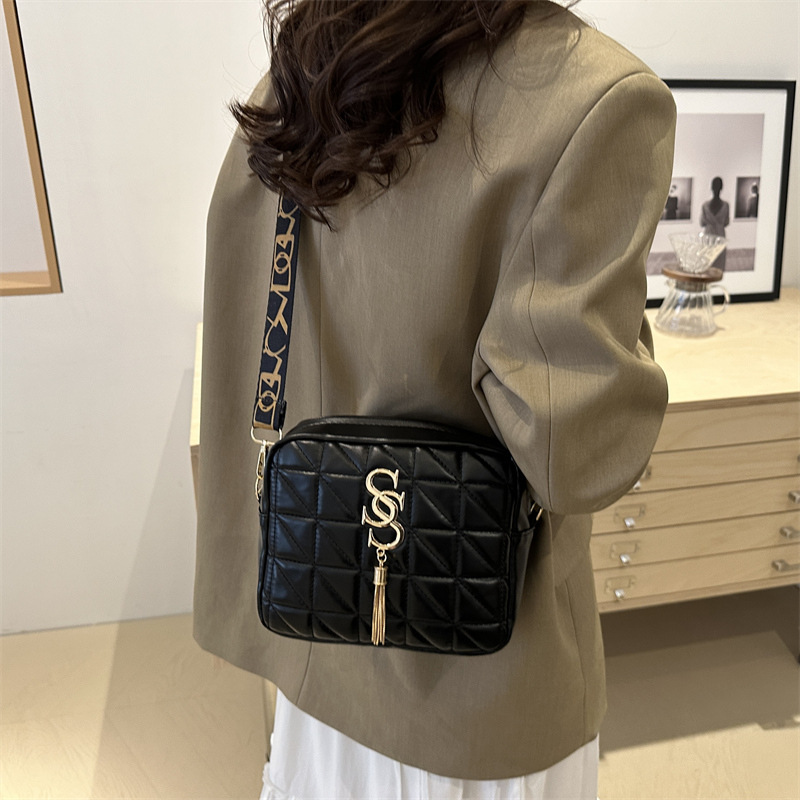 A simple and fashionable single-shoulder women's bag with diamond-shaped embroidery thread in 2024, a fresh and stylish crossbody bag with a trendy and fashionable small square style Specification drawing