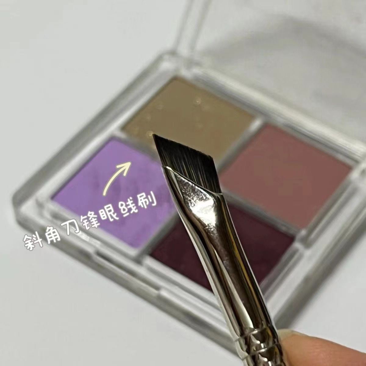 Upgraded eyeliner brush, angled blade eyeliner brush, flat sickle eyeliner brush, eyelid down to eye under-eye detail makeup brush Application Scenario
