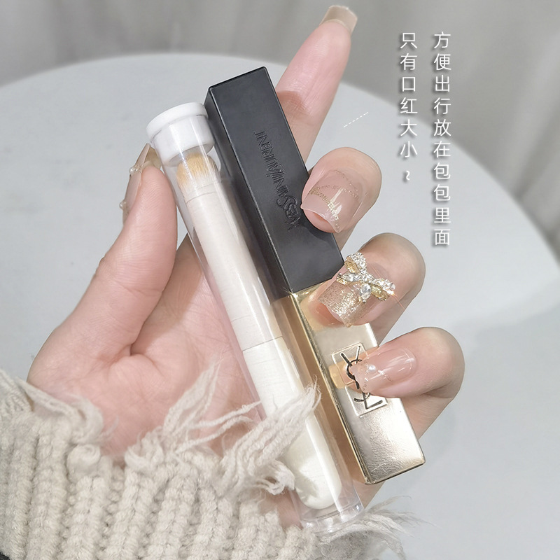 Boxed mini lip brush, convenient round head concealer brush, portable lip makeup brush, smudge lipstick, lip with protective case Application Scenario