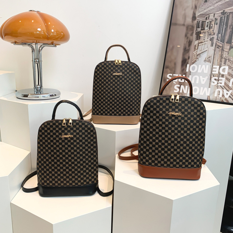 A stylish and trendy casual backpack for the 2024 autumn and winter season, featuring a large-capacity single-shoulder women's retro commuting crossbody bag Application Scenario