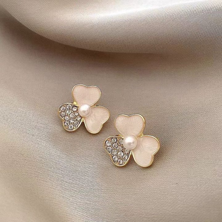 High-end pearl ear clips, no-hole triangular ear clips, retro tassel earrings, elegant earrings, wholesale of foreign trade accessories Application Scenario