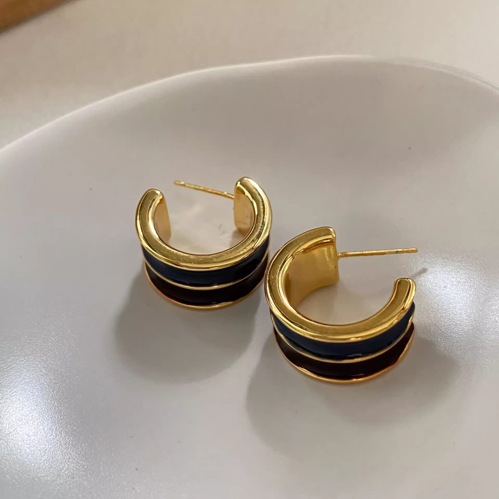 Xuhui brand exquisite and light luxury copper plated with real gold and set with zircon 925 silver needle, C-ring baked paint design, fashionable stud earrings and pendants details Picture