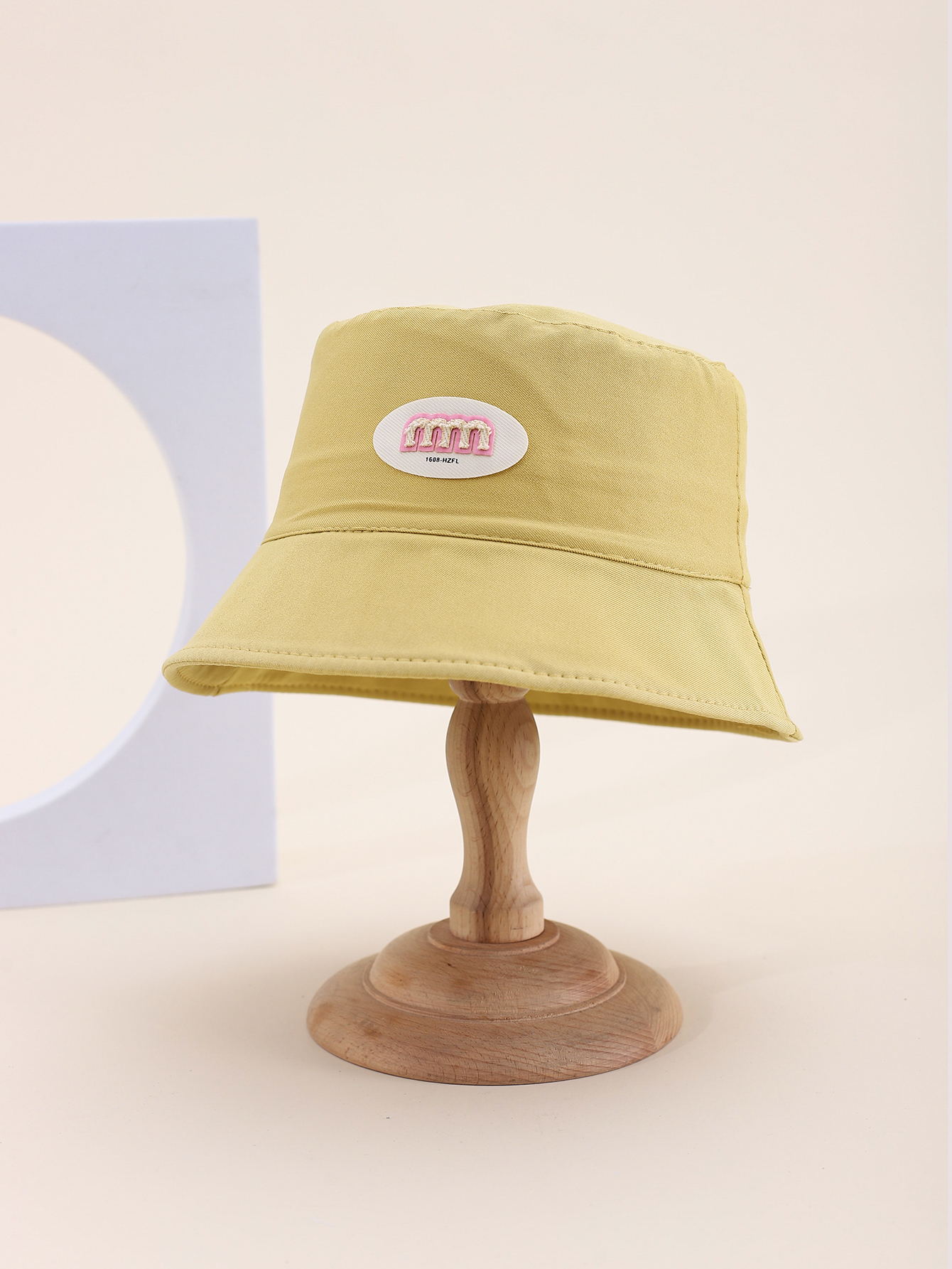 This is a popular children's single-sided fisherman hat with a label in spring and summer. It's cute, cartoonish, classic, versatile and personalized. The inner side of this children's single-sided fisherman hat comes with a drawstring Application Scenario