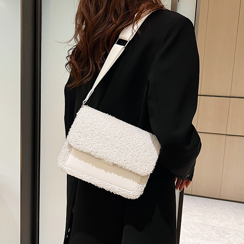 The 2024 new Korean-style trendy square lambskin patchwork single-shoulder crossbody bag is a fashionable and cute small square bag for girls details Picture