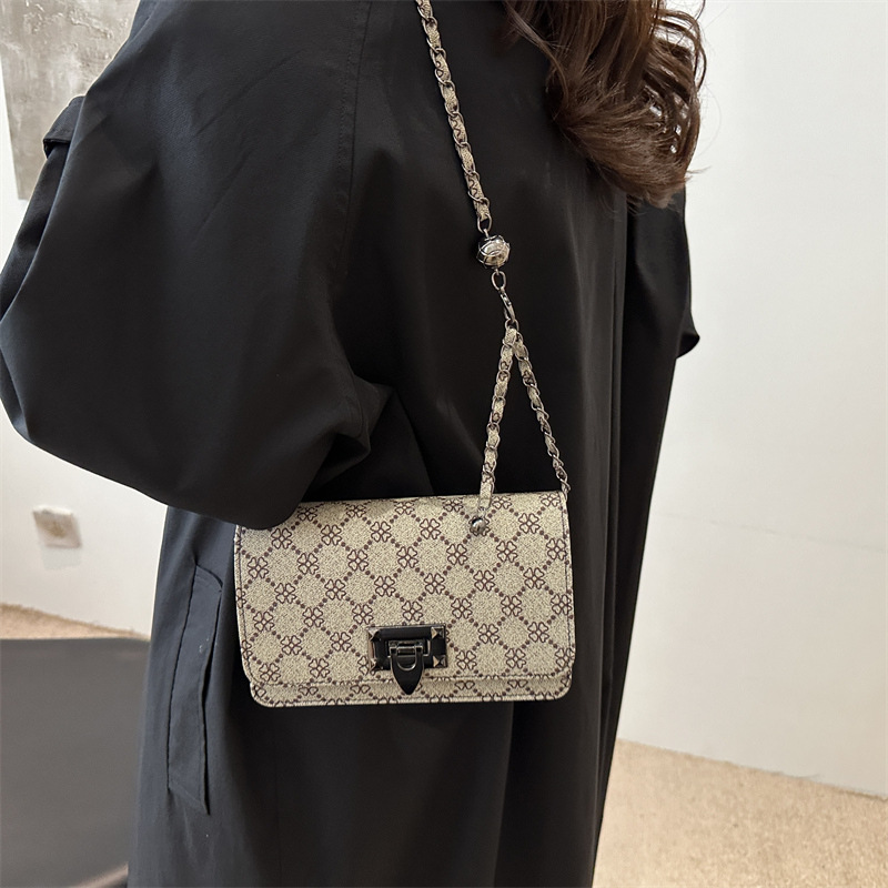 Cross-border women's bag 2024 New leopard print underarm bag, Korean style fashionable and trendy chain single-shoulder bag, riveted crossbody bag details Picture