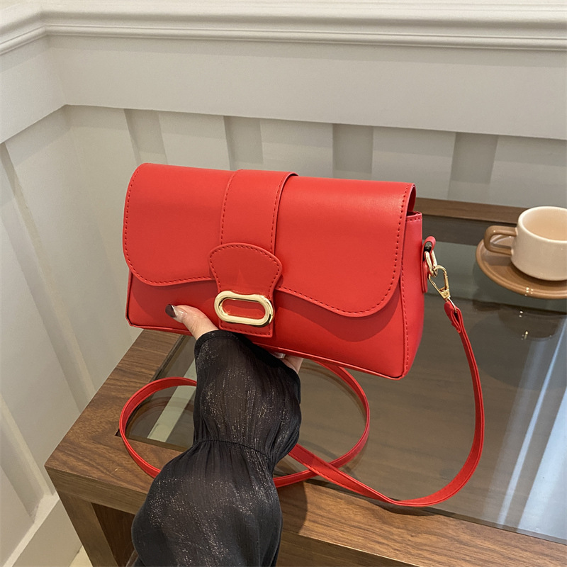 A casual and stylish small bag for women, a new 2024 fashion single-shoulder underarm bag, a retro and fashionable commuting crossbody small square bag full figure
